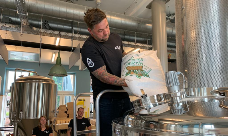 Oud-voetballer Theo Janssen bij Brouwerij Durs